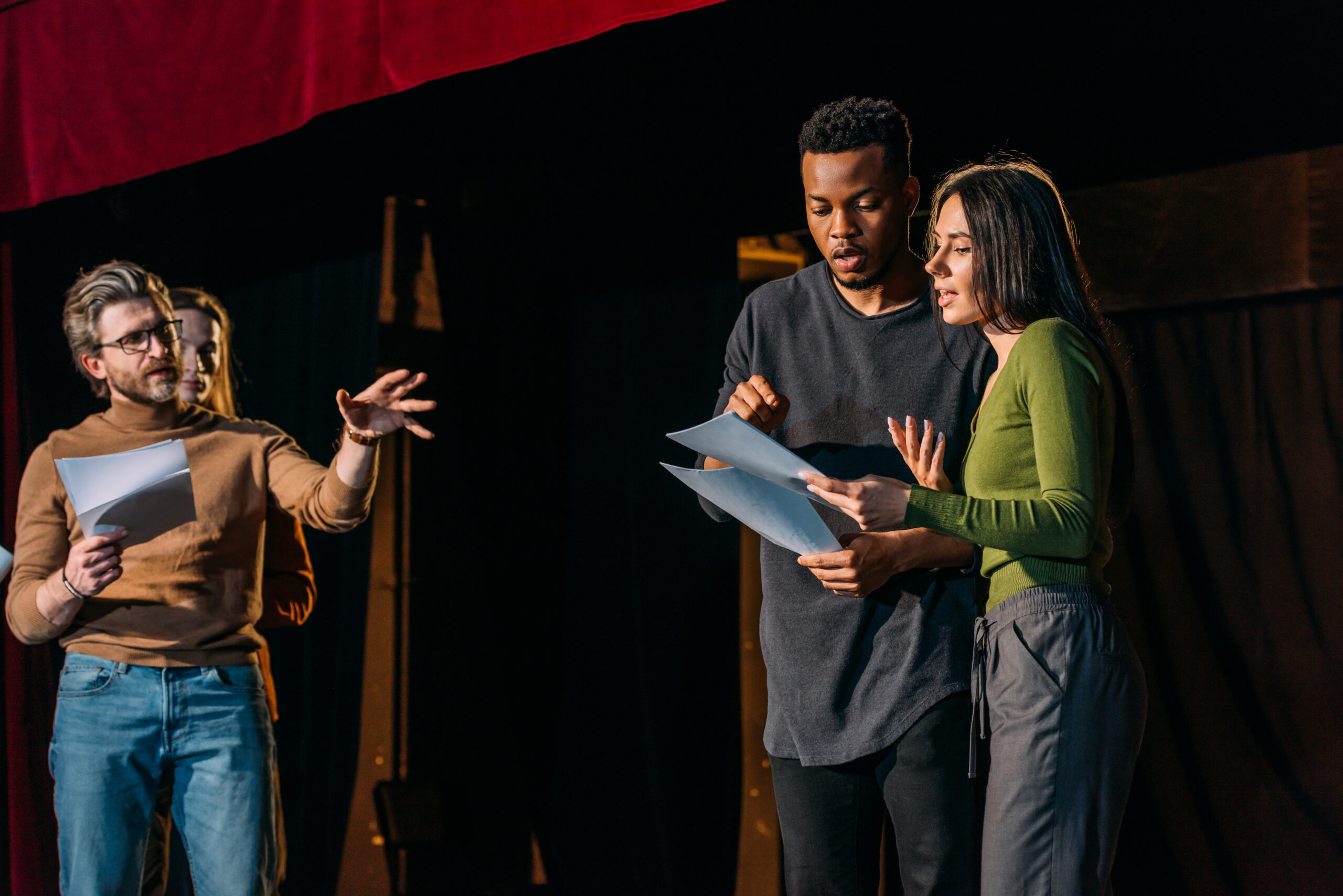 Theater,Director,,Multicultural,Actors,And,Actress,Rehearsing,On,Stage